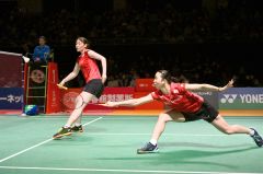 【女子ダブルス・準決勝】第２ゲーム、シャトルをひろう永原和可那（右）。左は松本麻佑（金野和彦撮影）