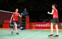 【女子ダブルス・準決勝】第２ゲーム、１６－１５と中国を逆転し、ガッツポーズで奮い立たせる、永原和可那（左）と松本麻佑（金野和彦撮影）