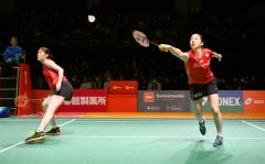 【女子ダブルス・準決勝】第２ゲームシャトルに食らいつく永原和可那（右）。左は松本麻佑（金野和彦撮影）