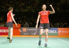 【女子ダブルス・準決勝】第２ゲーム終盤、１９－１６と中国ペアを引き話し、ガッツポーズをする永原和可那（右）