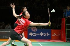 【女子ダブルス・準決勝】第１ゲーム、中国ペアと打ち合う永原和可那（手前）。後方は松本麻佑（金野和彦撮影）