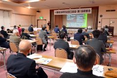 講演に耳を傾ける参加者ら