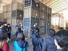 前田社長（中央奥）の話に耳を傾ける受講生たち