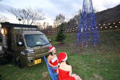 サウナカー（左）を大丸山森林公園に移動、イルミネーションを楽しみながら「ととのう」ことができる