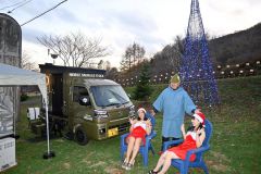 サウナカー（左）を大丸山森林公園に移動、イルミネーションを楽しみながら「ととのう」ことができる