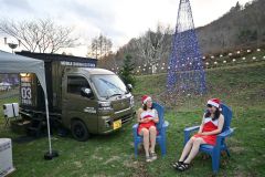 サウナカー（左）を大丸山森林公園に移動、イルミネーションを楽しみながら「ととのう」ことができる