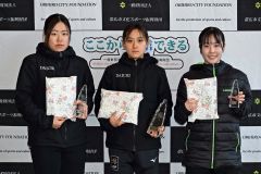 女子３０００メートルの表彰台。中央は優勝した百瀬、左は２位の賀来、右は３位の藤岡