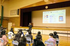 ５年生が航空の仕事学ぶ　明和小でエア・ドゥ教室 2
