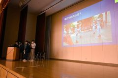台湾見学旅行の概要を報告する生徒