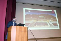 台湾見学旅行の概要を報告する生徒