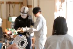 ガス圧接を体験する生徒。ＰＳリング（手前）を鉄筋にはめて加熱し、天然ガスを発生させて圧接する