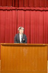 あいさつする寺山会長