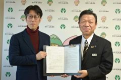 協定書を交わし記念撮影に応じる（右から）高橋理事長と川村社長