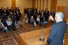 小幡氏の発声で乾杯する祝賀会の参加者