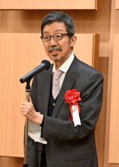 あいさつする金澤前会長