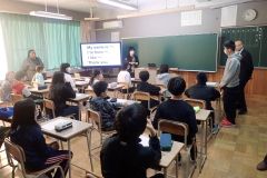 英悟で自己紹介をする児童