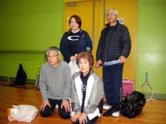 ３位のＨチーム（前列左から仲上、山田、後列左から安田、長屋）