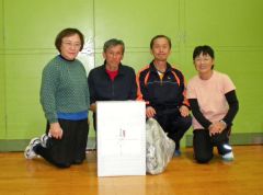 優勝のＢチーム（左から佐藤、大西、小林、高橋）