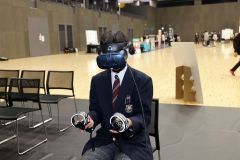 ＶＲゴーグルを使い建築物を見学する生徒