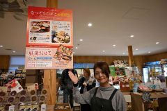 おせちとギフトをＰＲするなつぞら市場のスタッフ