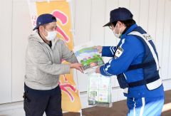 ノベルティを受け取る来場者