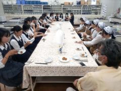 試作品を試食する生徒たち