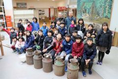 開拓当時の農機具に関心　新得小３年生、郷土史学ぶ 2