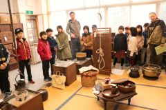 開拓当時の農機具に関心　新得小３年生、郷土史学ぶ 3