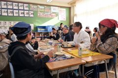 地場産食材をふんだんに使った給食を味わう児童（須貝拓也撮影）
