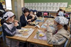 地場産食材をふんだんに使った給食を味わう児童（須貝拓也撮影）