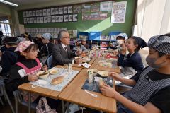 地場産食材をふんだんに使った給食を味わう児童（須貝拓也撮影）