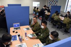 企業の担当者から業務内容などについて説明を受ける自衛官ら