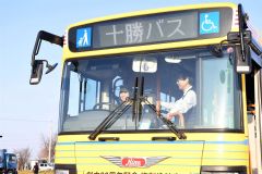 バスの運転を体験する自衛官