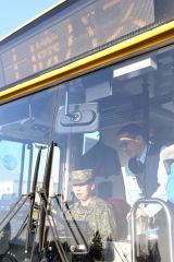 バスの運転を体験する自衛官