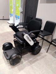 免許不要で、歩道でも走行できる「ＷＨＩＬＬ」