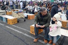 芽室町の食を楽しもうと大勢の人が訪れた会場
