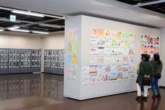 似顔絵、書道、写真の作品が並ぶ会場（２３日午前１１時ごろ、帯広市民ギャラリー）