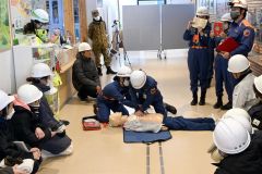 ダミー人形を使ってＡＥＤで心肺蘇生の訓練を行う町消防団すずらん分団の団員ら