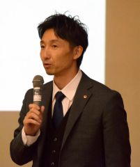 講演する及川さん
