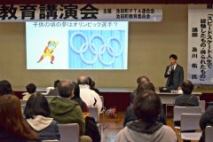 講演する及川さん（右）