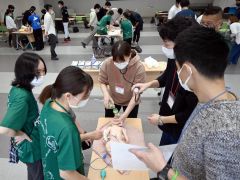 新生児の急変に伴う蘇生などの実技や症例検討に臨む参加者ら