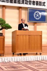 受賞者を代表して挨拶する梶氏