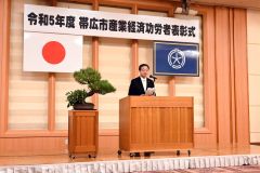 式辞を述べる米沢則寿帯広市長