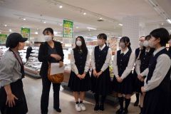 帯南商考案「ゆりね小豆コロッケ」人気　生徒も店頭でＰＲ 2
