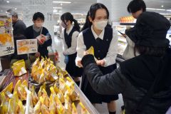 帯南商考案「ゆりね小豆コロッケ」人気　生徒も店頭でＰＲ 3