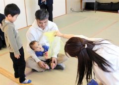 スカーフを使った表現で子どもの五感を刺激する