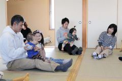 父親も参加し、リトミックを楽しむ