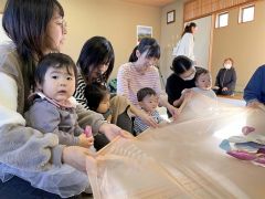 音に合わせて、布を上げたり下げたり揺らしながら焼き芋作る表現