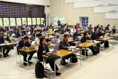 ゼロカーボンの取り組みについて熱心に耳を傾ける参加者