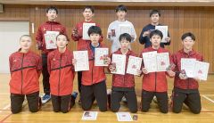 優勝の田部時生（前列右から３人目）・佐々木一成（同４人目）組ら男子複の上位入賞者と推薦選手の川上諦道（前列左）・小川颯莱（同左から２人目）組